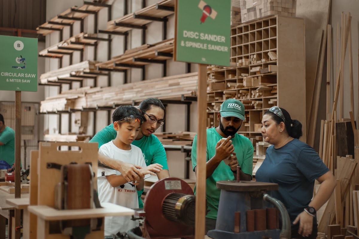 The KitaBina workshop, benches and tools