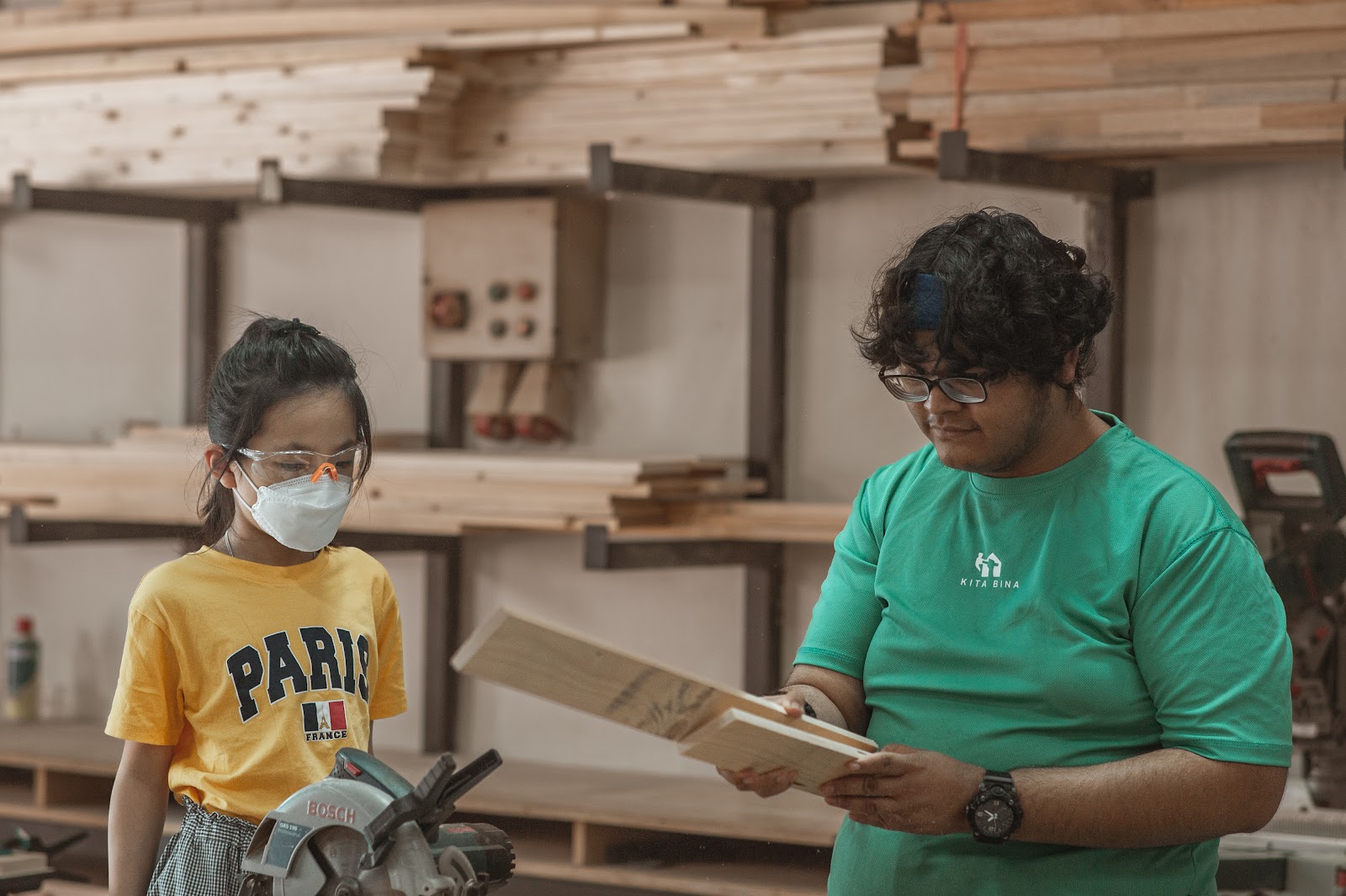 Using a saw under guidance
