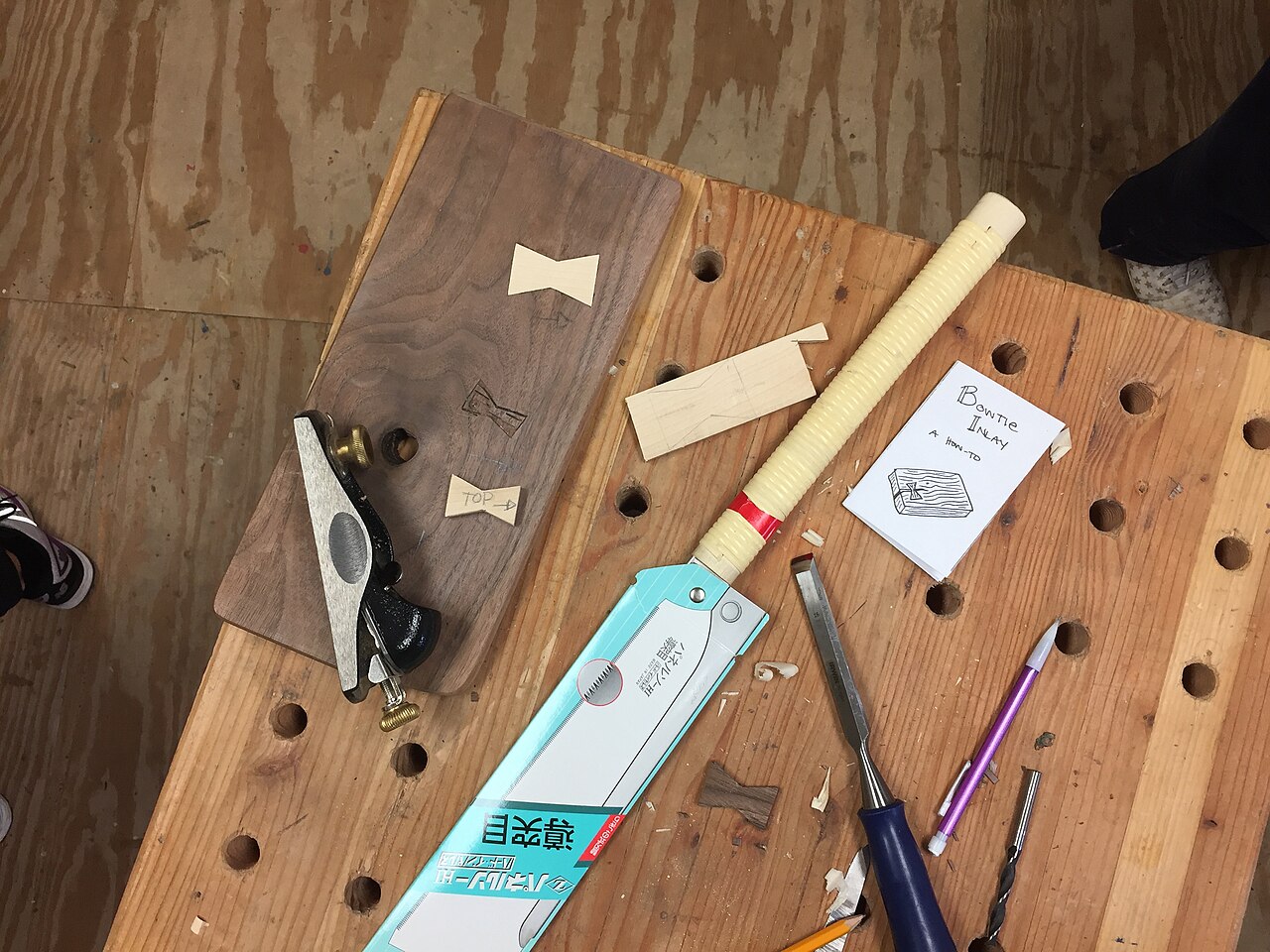 Kids building at the benches in the KitaBina workshop